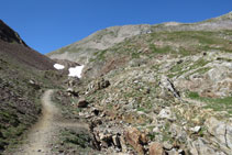 Vemos el refugio en lo alto de una colina, al fondo a la derecha.