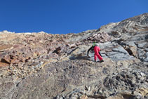 Subiendo por el tramo de roca hasta la cumbre.