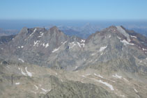 Vistas hacia la zona de Panticosa: el Garmo Negro, el Algas, el Argualas, los Infiernos, la Marmolera,...