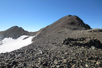 Collado de Cerbillona con el pico de Cerbillona en primer término y el Pico Central al fondo.