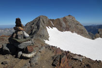 Pico de Cerbillona con unas vistas impresionantes hacia el pico Clot de la Hount y el Gran Vignemale.