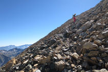 Subiendo por un montón de piedras hacia el pico Central.