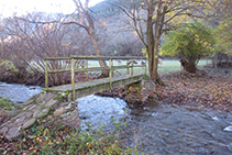 Cruzamos el río de Llagunes y pasamos al otro lado del valle.