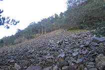 El camino cruza un gran caos de rocas.