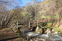 Puente de madera por donde cruzamos el río.