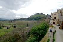 Bajamos hacia las huertas con el castillo de Hostalric omnipresente.