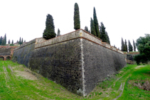 Muros exteriores del castillo de Hostalric (fuera de ruta).