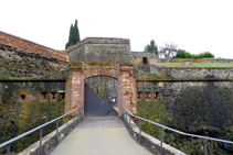 Puerta de entrada al castillo (fuera de ruta).