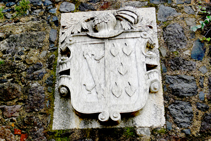 Escudo de armas en el castillo de Hostalric (fuera de ruta).