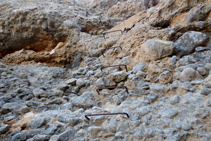 Escalones metálicos que nos ayudan a superar un tramo vertical de roca.