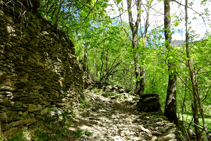 Paredes de piedra seca en el camino de Arnui.