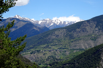 Vistas hacia Tírvia desde el bosque de Arnui.