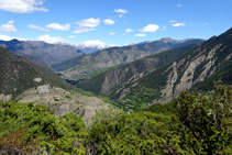 Vistas hacia Tírvia y las montañas del Alto Pirineo al fondo.