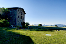 La casa solariega del Avenc, restaurada con dedicación por Belinda Parris, su marido Joaquim Abey, y su hermano Matthew Parris, los propietarios del Avenc de Tavertet.