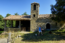 La ermita románica de Sant Corneli. En el lado N encontramos un dolmen.