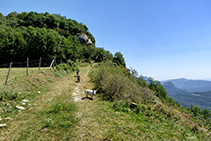 La pista que se aleja de la masía de Monteis.