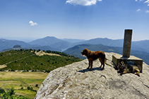 Desde la Rocallarga, a pesar de su modesta altitud, se puede disfrutar de una de las mejores vistas panorámicas de la zona: desde el mar mediterráneo hasta Montserrat, pasando por el Macizo del Montseny y las Guilleries.