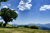 Vistas desde el jardín del Avenc de Tavertet.