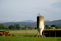 Silo para almacenar cereales o forraje para el ganado.