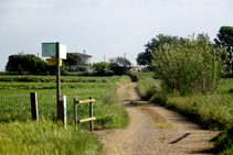 Llegamos a la acequia de Banyacans y giramos a la izquierda.