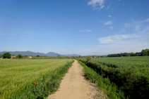 El sendero discurre junto a la acequia de Banyacans.