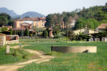 El estanque de Can Xifra. Al fondo, Sant Dalmai.